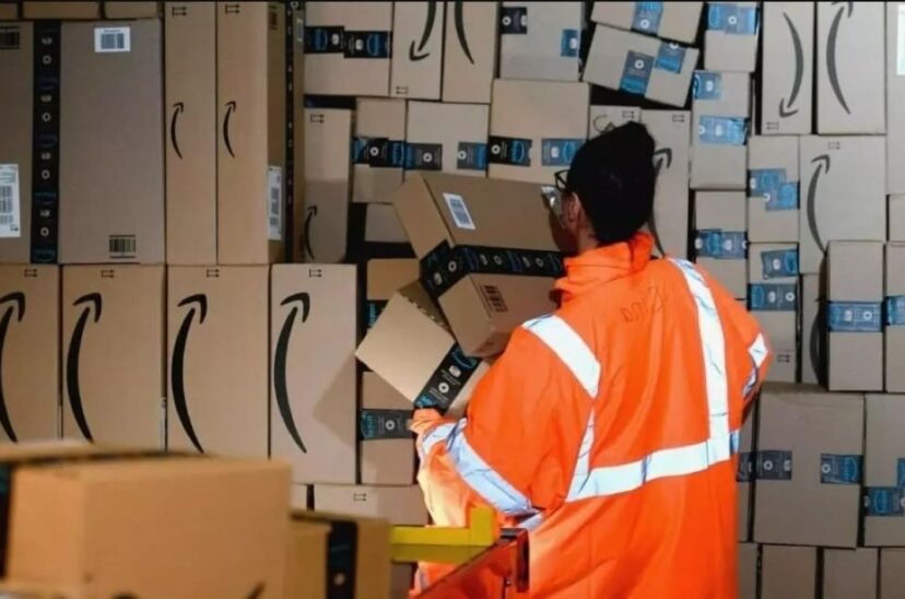 Paquetes devueltos apilados en un almacén de Amazon