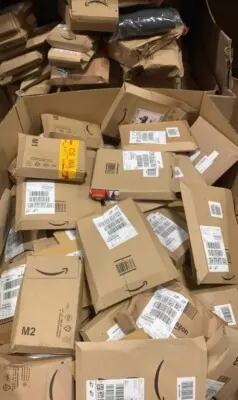 Paquetes de Amazon precintados tal como llegan en el lote