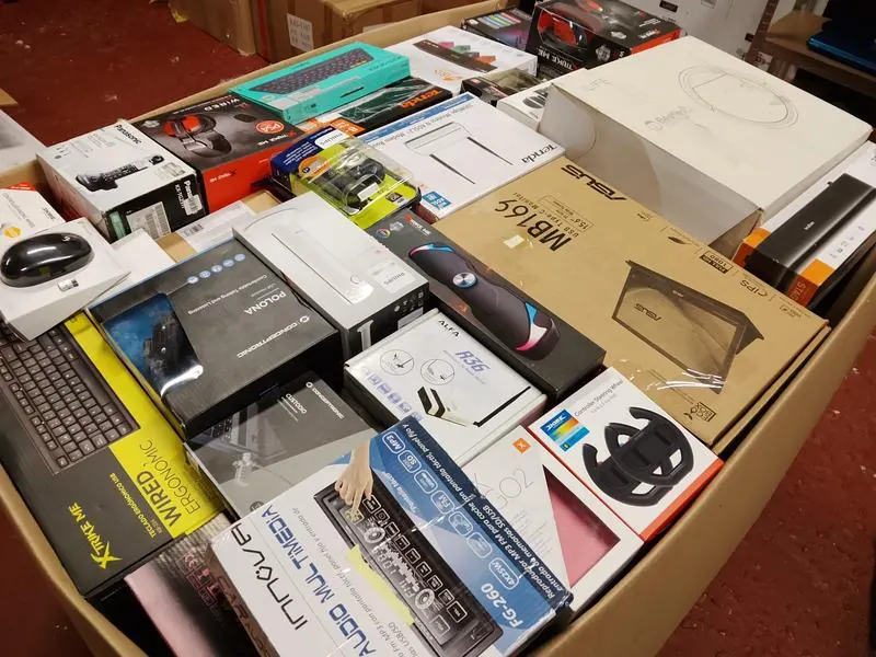 Productos de electrónica del lote clasificados antes de montar las cajas